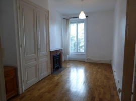 
                                                                                        Location
                                                                                         Grand F1 traversant 38 m2