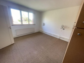 
                                                                                        Location
                                                                                         Grand F4 98m² spacieux et lumineux, traversant
