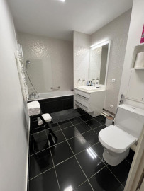 
                                                                                        Location
                                                                                         Grand studio au calme