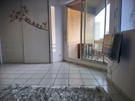 
                                                                                        Location
                                                                                         Grand studio lumineux