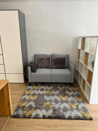 
                                                                                        Location
                                                                                         Grand studio meublé avec balcon, vue jardin