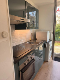 
                                                                                        Location
                                                                                         Grand studio meublé avec jardin, rangements et box