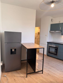 
                                                                                        Location
                                                                                         Grand studio meublé avec jardin, rangements et box