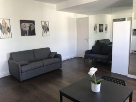 
                                                                                        Location
                                                                                         Grand studio meublée refait à neuf