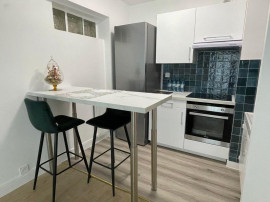 
                                                                                        Location
                                                                                         Grand studio refait à neuf au pied du métro
