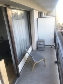 
                                                                                        Location
                                                                                         Grand studio sur rue avec balcon