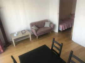 
                                                                                        Location
                                                                                         Grand studio sur rue avec balcon
