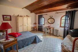 
                                                                                        Vente
                                                                                         Grande maison familiale à Uchaux