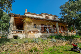 
                                                                                        Vente
                                                                                         Grande maison familiale à Uchaux