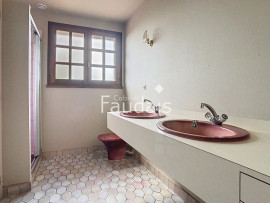 
                                                                                        Vente
                                                                                         GRANDE MAISON FAMILIALE AVEC SOUS-SOL ET VIE DE PLAIN-PIED