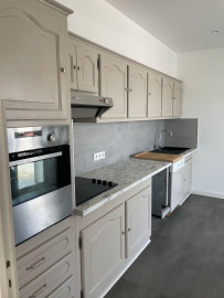 
                                                                                        Location
                                                                                         Haut de villa, T3 spacieux, lumineux, calme.