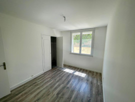 
                                                                                        Location
                                                                                         Haut de villa, T3 spacieux, lumineux, calme.
