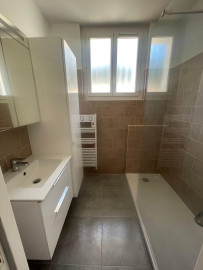
                                                                                        Location
                                                                                         Haut de villa, T3 spacieux, lumineux, calme.