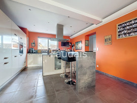 
                                                                                        Vente
                                                                                          HEBECREVON-Maison contemporaine spacieuse avec vie de plain