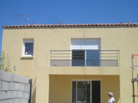 
                                                                                        Location
                                                                                         Immeuble dans un quartier très calme.