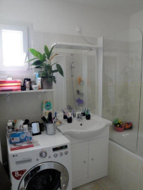 
                                                                                        Location
                                                                                         Immeuble dans un quartier très calme.