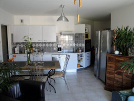 
                                                                                        Location
                                                                                         Immeuble dans un quartier très calme.