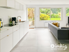 
                                                                                        Vente
                                                                                         Immeuble mixte de 240 m² centre historique d'Auray