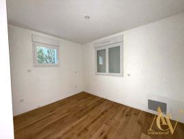 
                                                                                        Vente
                                                                                         Joli 3 pièces en RDJ surélevé - Cogolin