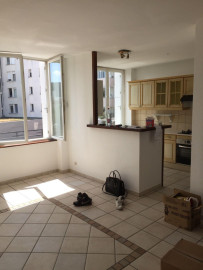
                                                                                        Location
                                                                                         Joli duplex avec beaucoup de cachet, Bellevue