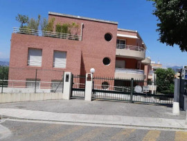 
                                                                                        Location
                                                                                         Joli studio avec terrasse, exposition sud-est