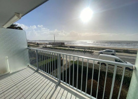 
                                                                                        Location
                                                                                         Joli studio face mer