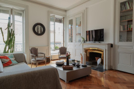 
                                                                                        Vente
                                                                                         L'art de vivre lyonnais dans toute son élégance