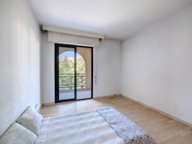 
                                                                                        Vente
                                                                                         Le Cannet : appartement 2 pièces avec cave et parking