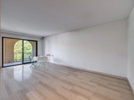 
                                                                                        Vente
                                                                                         Le Cannet : appartement 2 pièces avec cave et parking