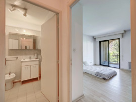 
                                                                                        Vente
                                                                                         Le Cannet : appartement 2 pièces avec cave et parking