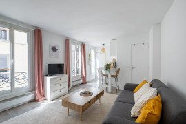 
                                                                                        Location
                                                                                         "Le Pigalle" - Studio coeur de Paris (loyer tout inclus)