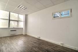 
                                                                                        Location
                                                                                         Local commercial - Atelier d'activité - 554m²
