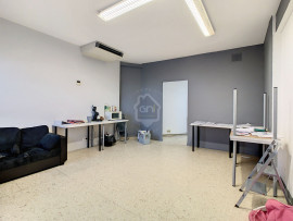 
                                                                                        Location
                                                                                         Local commercial avec 3 vitrines