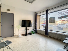 
                                                                                        Location
                                                                                         Local commercial avec 3 vitrines