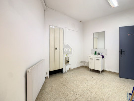 
                                                                                        Location
                                                                                         Local commercial avec 3 vitrines