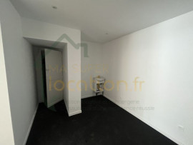 
                                                                                        Location
                                                                                         LOCAL COMMERCIAL AVEC VITRINE
