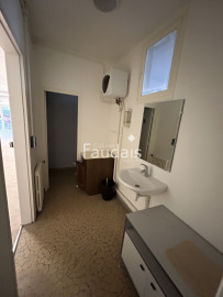 
                                                                                        Location
                                                                                         local commercial sur axe passager