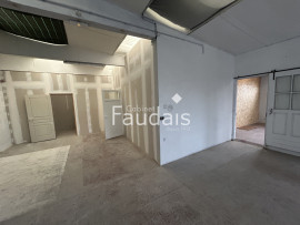 
                                                                                        Location
                                                                                         local commercial sur axe passager