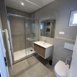 
                                                                                        Location
                                                                                         Location à l’année – Plage à 50 mètres