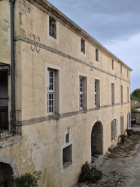 
                                                                                        Location
                                                                                         Loue appartement F4 dans domaine du XVIIème siècle