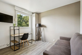 
                                                                                        Location
                                                                                         Loue studio meublé de 18m2 Refait  à neuf donnant sur le bois de cergy. (loyer tout inclus)