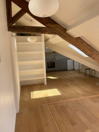 
                                                                                        Location
                                                                                         Lumineux 2 pièces au calme sous les toits