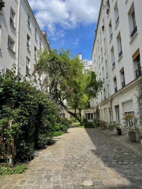 
                                                                                        Location
                                                                                         Lumineux 2 pièces au calme sous les toits