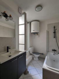 
                                                                                        Location
                                                                                         Lumineux studio meublé de 26m² refait à neuf