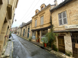 Vente
Lunchroom bien exploité avec appartement spacieux