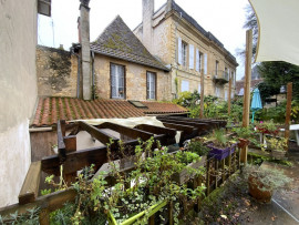 Vente
Lunchroom bien exploité avec appartement spacieux