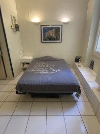 Location
Luxurious, fully-equipped, spacious, high-ceilinged studio located close to Rue Cler and the Eiffel Tower. (loyer tout inclus)