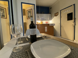 Location
Luxurious, fully-equipped, spacious, high-ceilinged studio located close to Rue Cler and the Eiffel Tower. (loyer tout inclus)