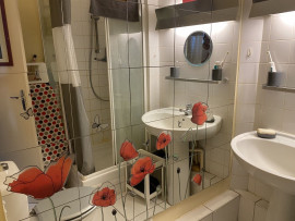 Location
Luxurious, fully-equipped, spacious, high-ceilinged studio located close to Rue Cler and the Eiffel Tower. (loyer tout inclus)