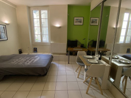 Location
Luxurious, fully-equipped, spacious, high-ceilinged studio located close to Rue Cler and the Eiffel Tower. (loyer tout inclus)